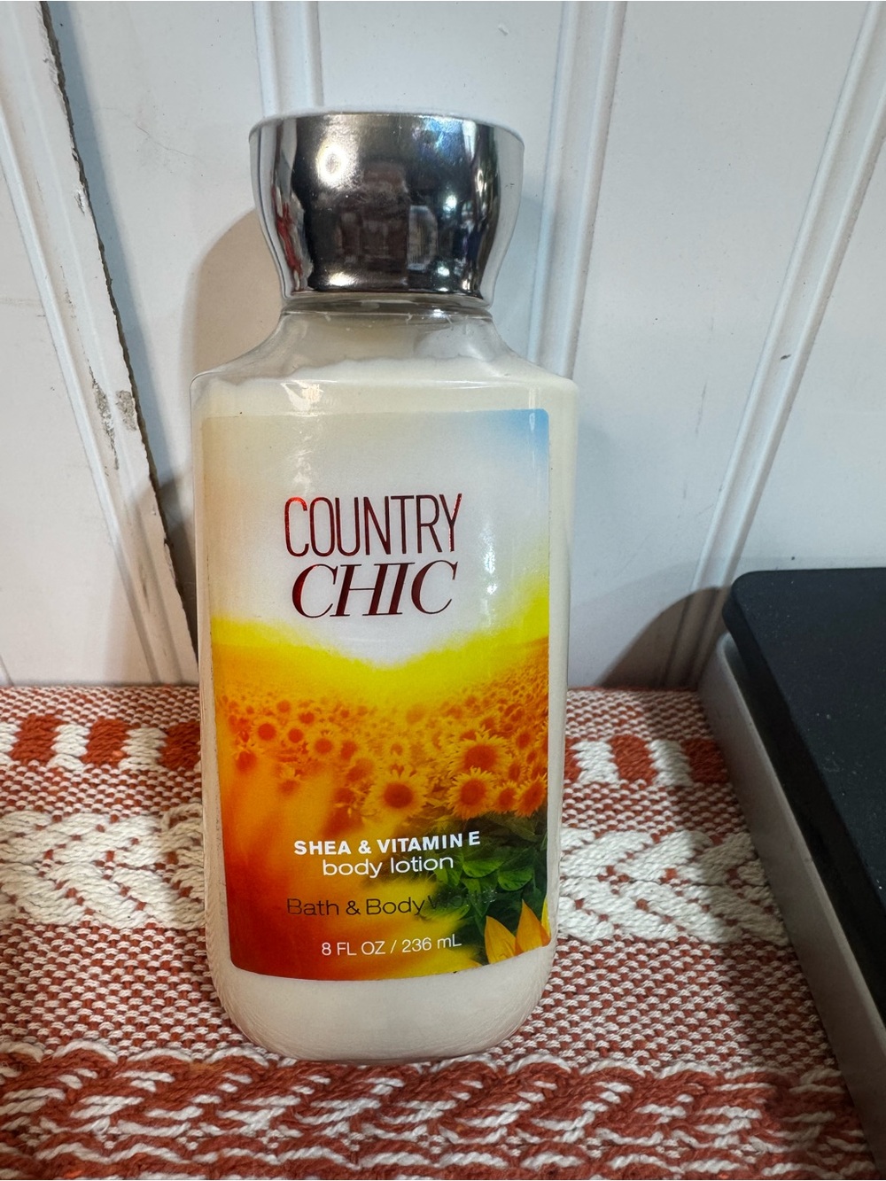 Bath & Body Works Country Chic Shea & Vitamin E Body Lotion — White